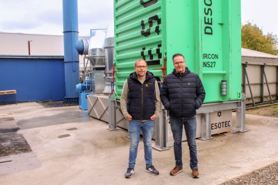 Marco Zimmermann
(links) und Sebastian Zimmermann, beide Geschäftsführer der Gesellschaft
für Verwertung und Entsorgung (GVE), konnten nach nur zehn Wochen reiner Bauzeit jetzt die
zusätzliche Filteranlage in Betrieb nehmen.