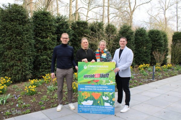 Die Zimmermann-Gruppe startet zum diesjährigen Event „Gütersloh läuft“ zusätzlich die Aktion „Wildblumenwiese“. 4.000 Samentütchen werden rund um den Lauf verteilt. Heute stellten Lukas Wagner (Zimmermann-Gruppe, von links nach rechts), Veranstalterin Sarah Dörmann, Imkerin Heidi Jürgensmann und Geschäftsführer David Zimmermann die Aktion vor.
