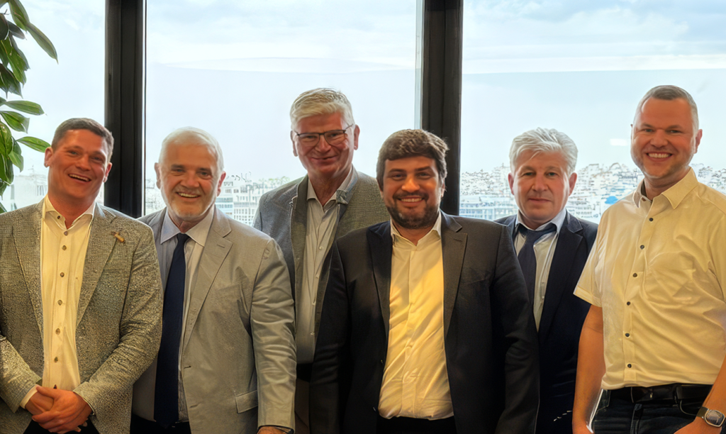 Aktuelles 2 Kündigten jetzt an, gemeinsam ein Unternehmen für Abfallmanagement und -entsorgung im Hamburger Hafen zu gründen (v. l.): David Zimmermann, Geschäftsführer der ZIMMERMANN-Gruppe, Dimitris Melissanidis, Gründer und Vorsitzender der Hellenischen Umweltzentrum (HEC) Gruppe, Gerhard Zimmermann, Geschäftsführer der ZIMMERMANN-Gruppe, die beiden Geschäftsführer der Green Ports Hamburg GmbH, Ioannis Agiostratitis und Georgios Moustakas, sowie Christian Schult, Geschäftsführer der ZIMMERMANN Sonderabfallentsorgung Nord GmbH & Co. KG (hier während ihres Besuchs im HEC-Hauptsitz in Athen).