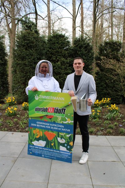 Imkerin Heidi Jürgensmann und David Zimmermann, Geschäftsführer und Sprecher der Zimmermann-Gruppe, stellten gestern die Aktion „Wildblumenwiese“ vor.