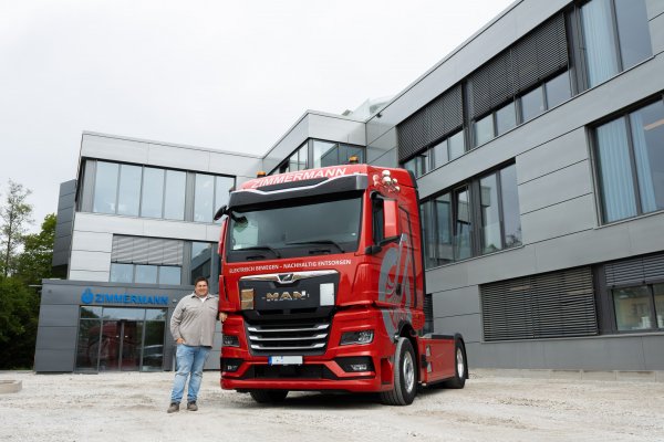 Der „nächste Schritt“ zum nachhaltigen Fuhrpark: Die Zimmermann-Gruppe hat den ersten Elektro-Lkw, einen MAN TGX 20 mit elektrischer Reichweite von etwa 480 Kilometern, in die Flotte auf. Geschäftsführer Marvin Zimmermann kündigt an, dass der E-Lkw vor allem am Standort Liebenau zum Einsatz kommt. 