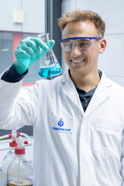 Zimmermann-Gruppe ZIMMERMANN Mitarbeiter arbeiten im neuen Labor 02