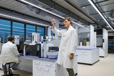 Zimmermann-Gruppe ZIMMERMANN Mitarbeiter arbeiten im neuen Labor 03