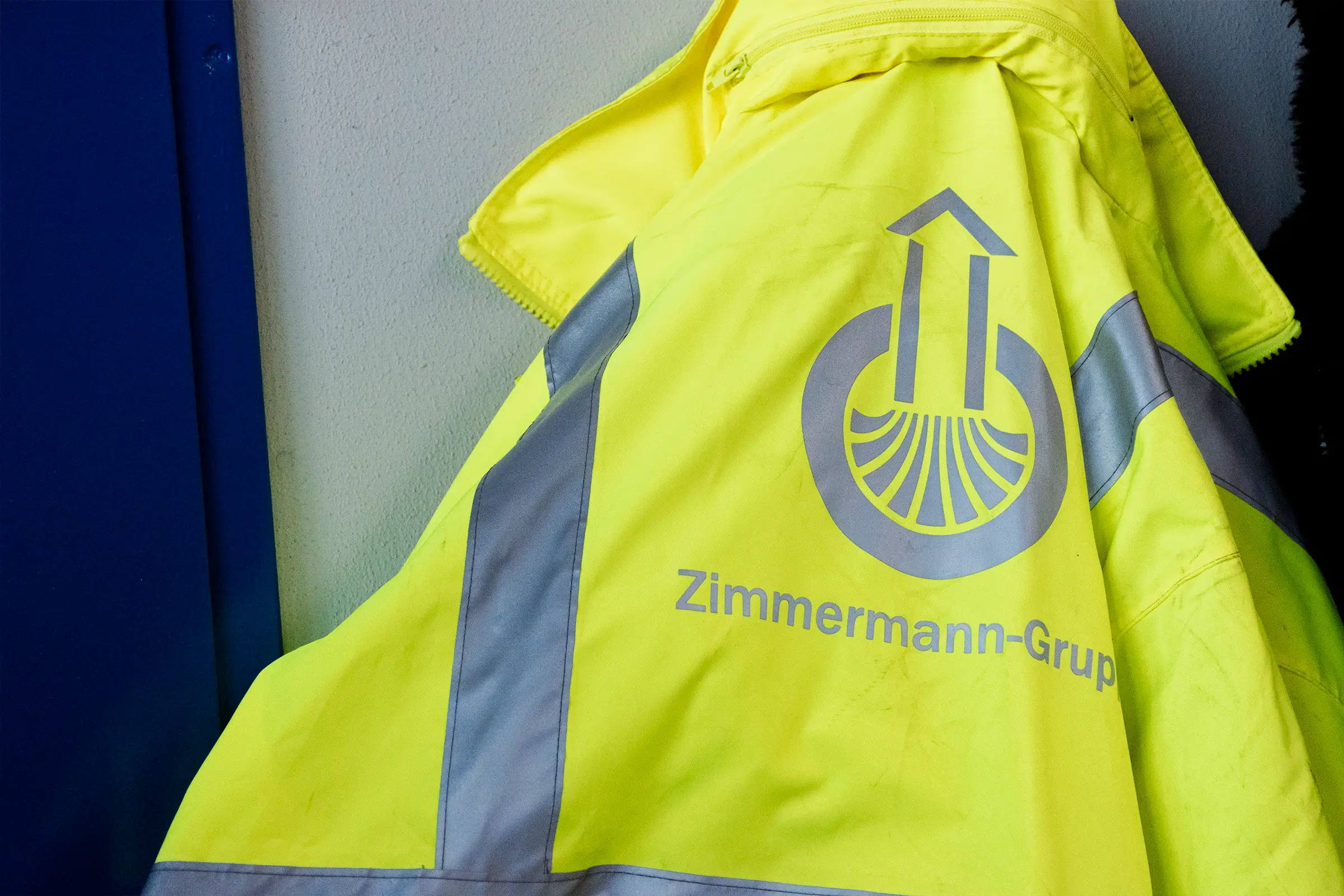 Sicherheitsjacke mit Reflektoren von einem ZIMMERMANN Mitarbeiter