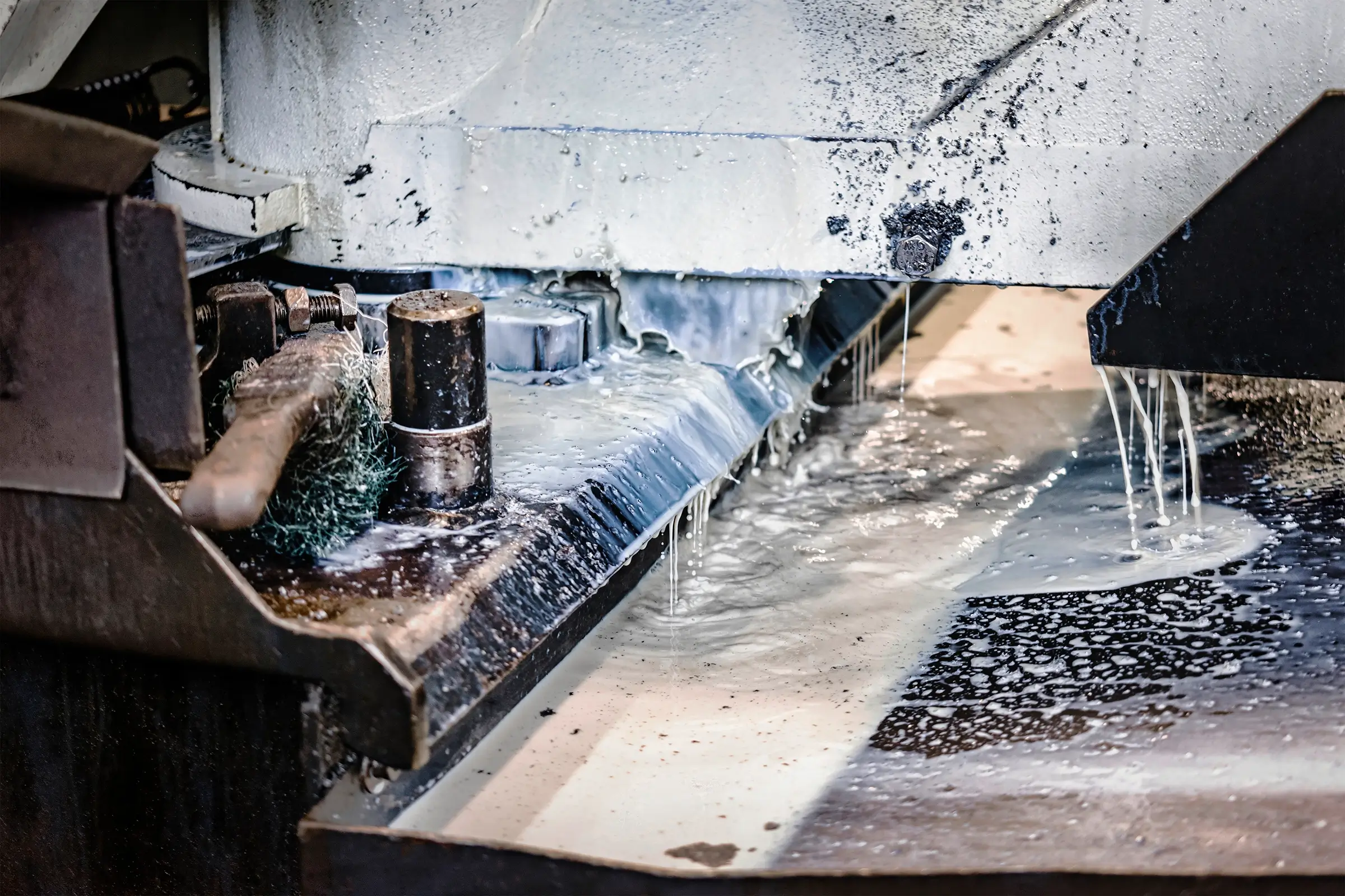 Zimmermann maschine zum schneiden von metallprofilen die saege schneidet metallrohlinge in stuecke industrieanlagen zum schneiden und bearbeiten von metall